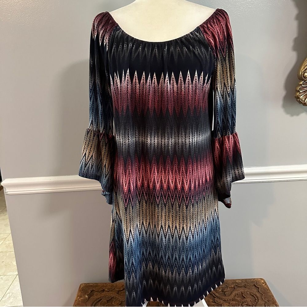 Point geometric design ruffle sleeve dress size M